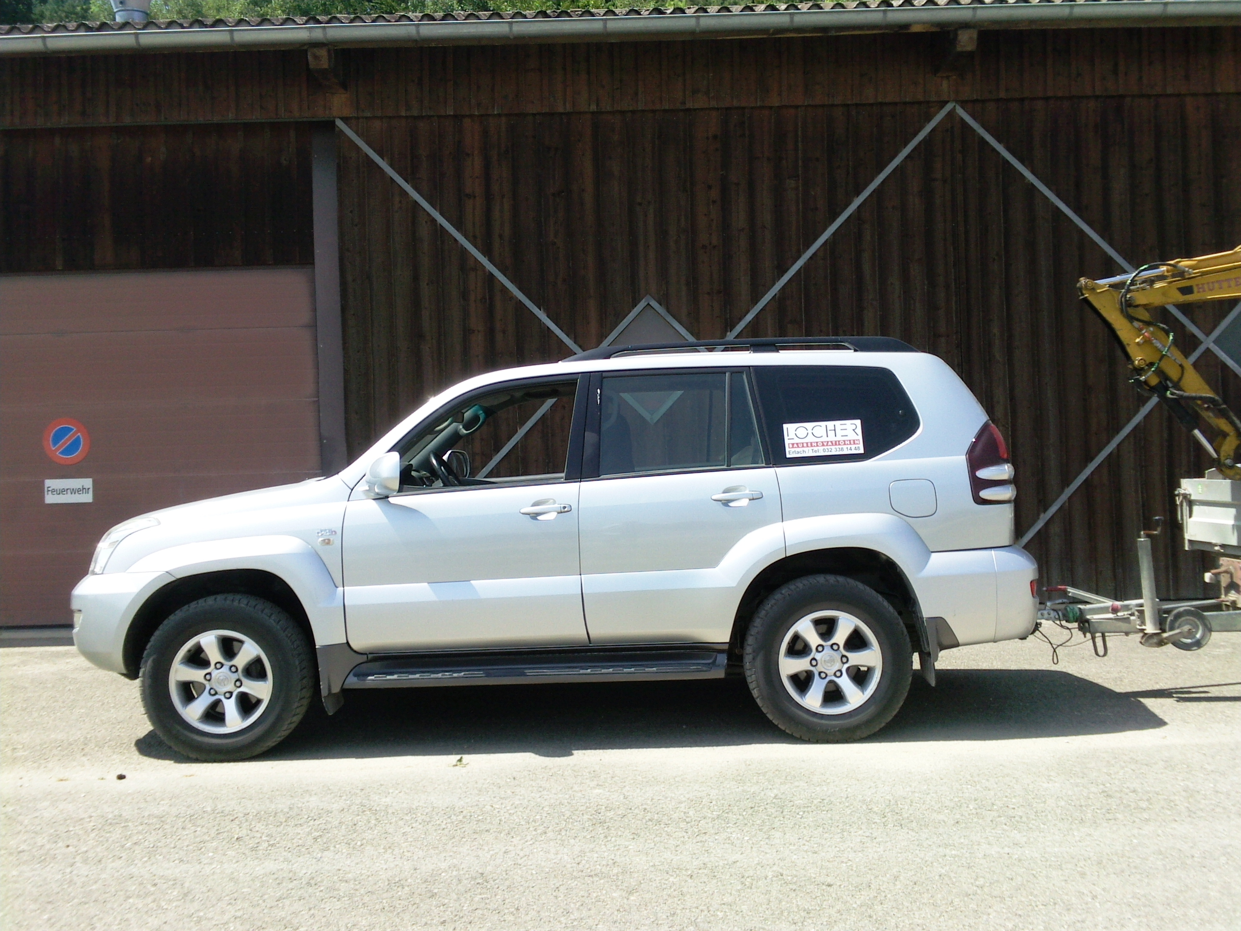 Toyota Landcruiser 300 als Zugfahrzeug für den Doppelachsanhänger mit 3,5 T Zuglast