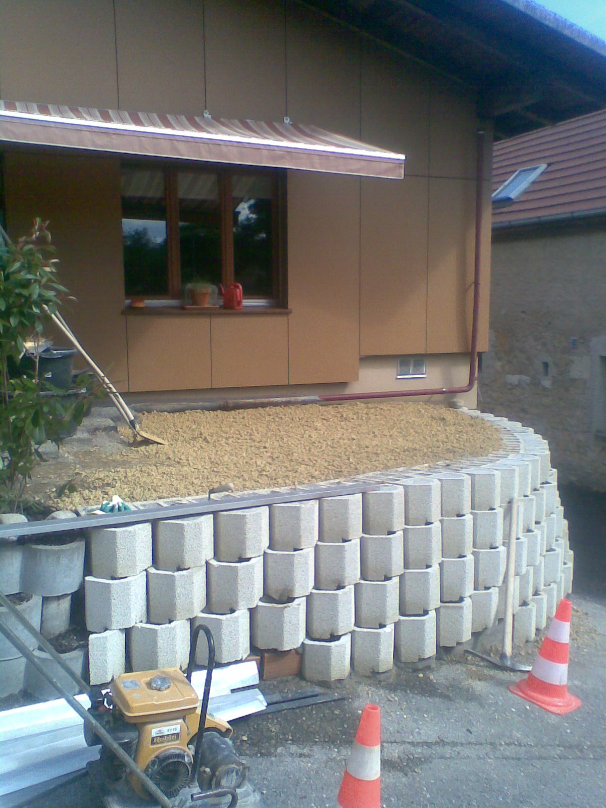Rundes Mauerwerk mit Betonatlas Steinen