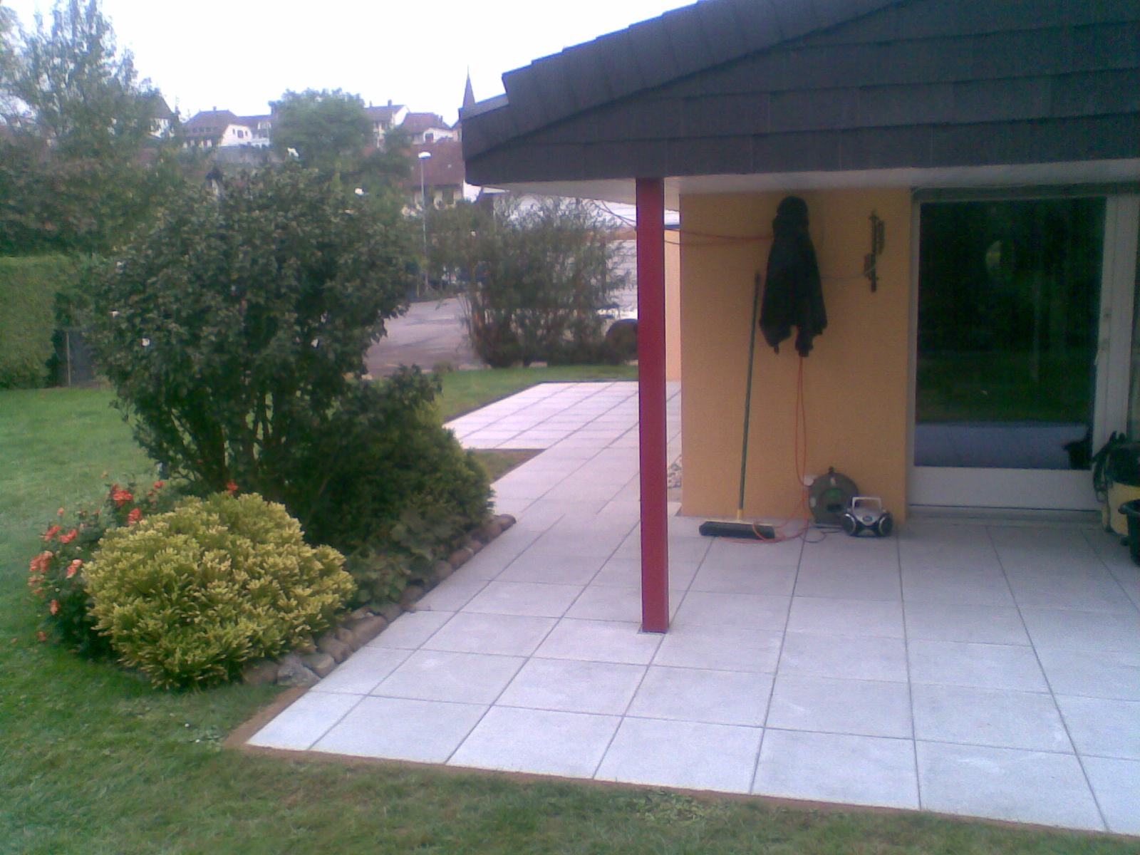 Umgebung mit Gartenplatten