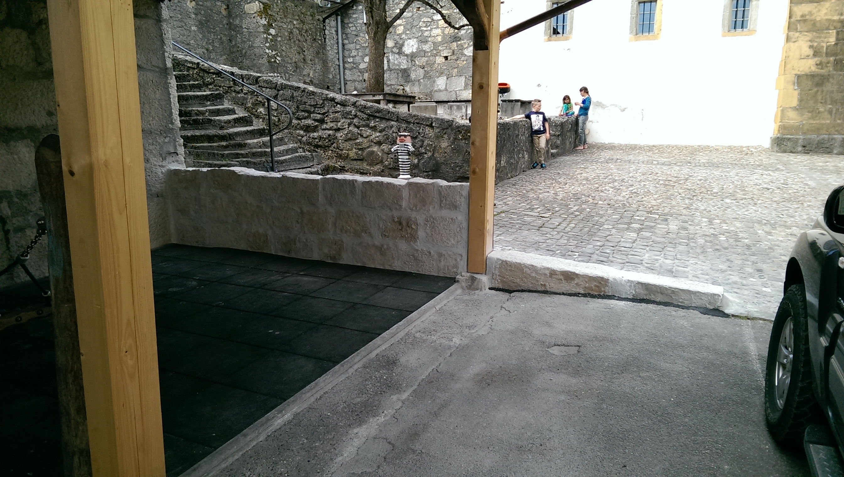 Sumpfkalk - Naturstein Mauerwerk
in der Altstadt Erlach beim Schulhaus