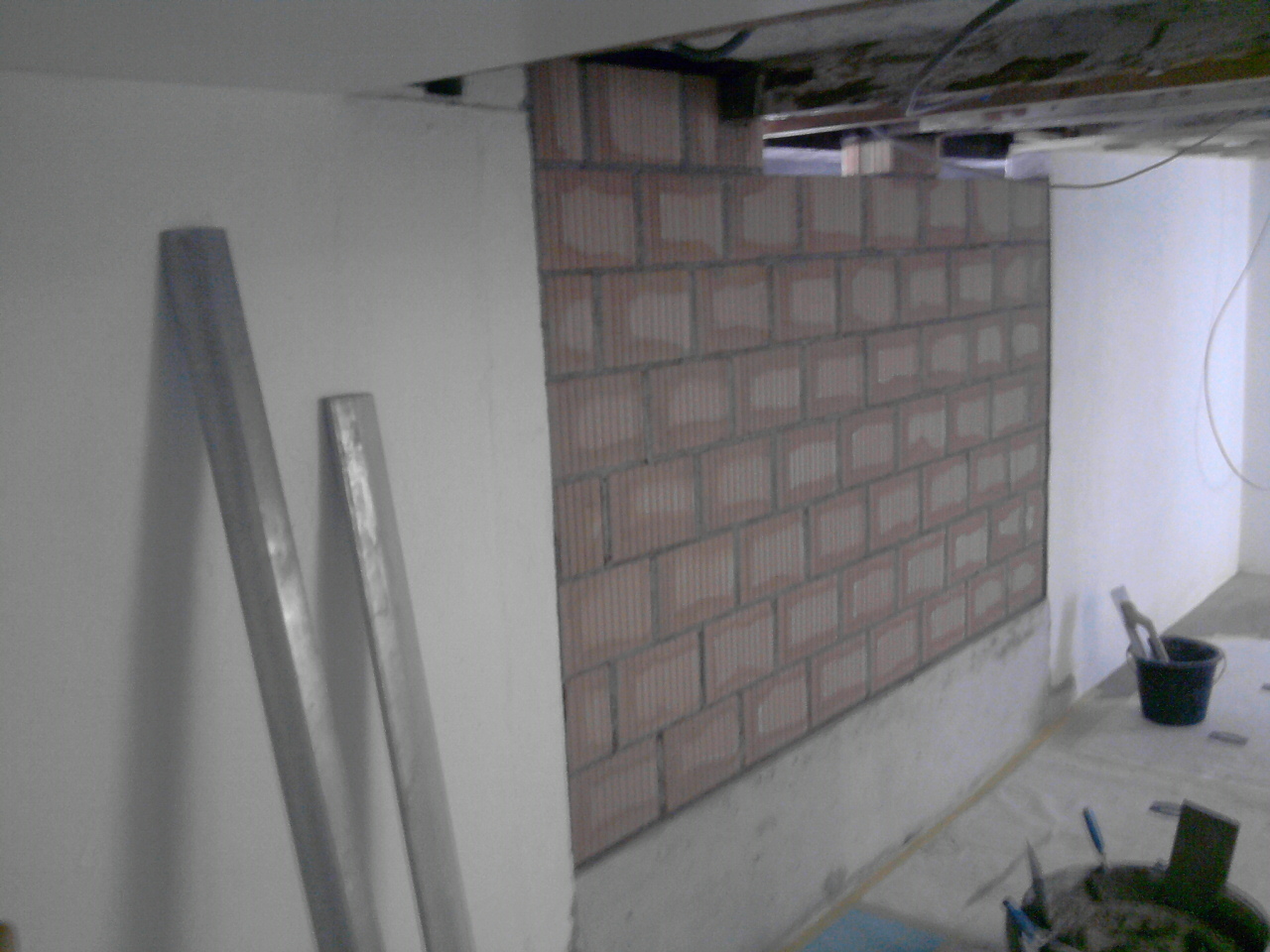 Backsteinmauerwerk auf Betonsockel (armiert)