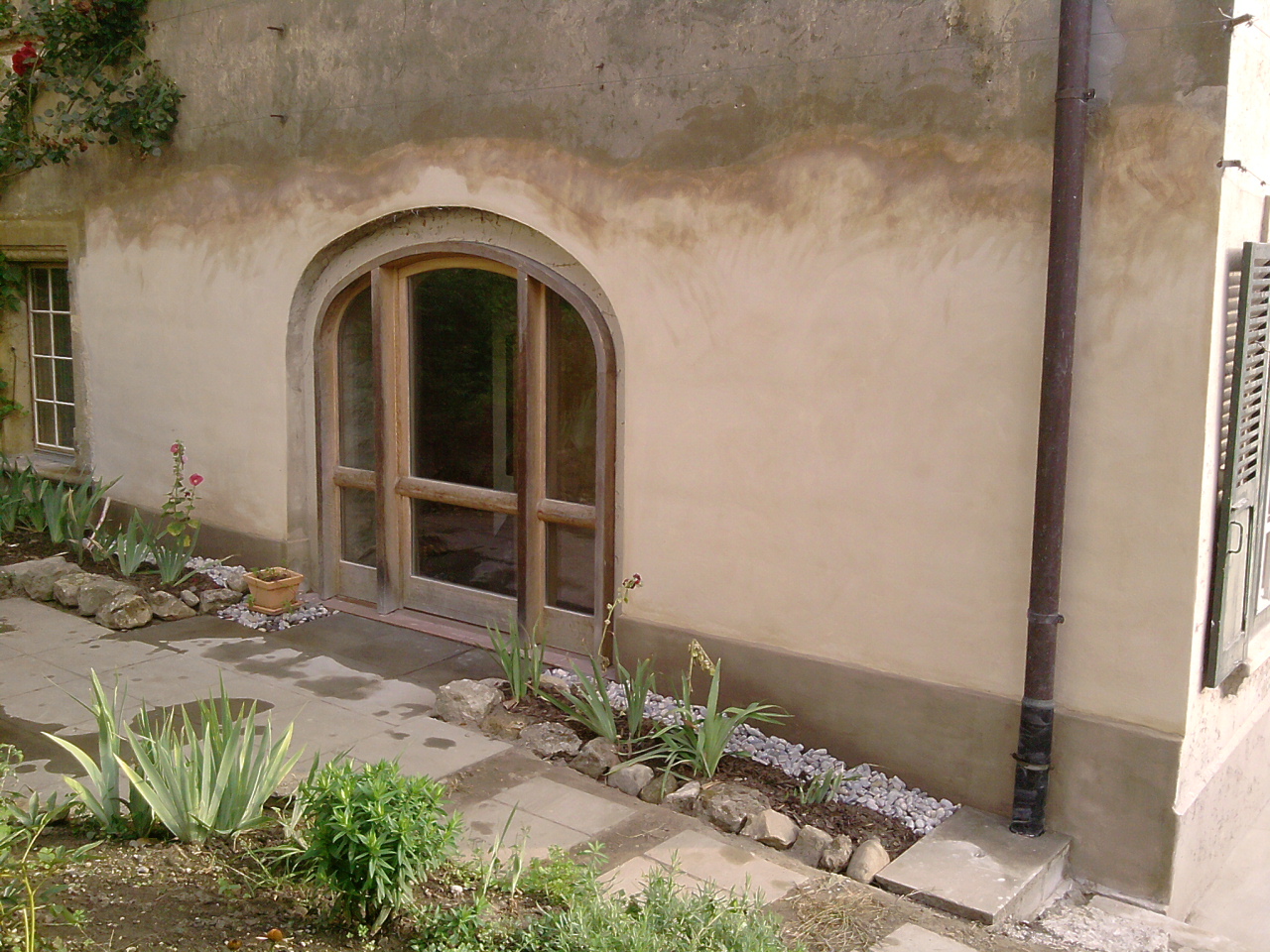 Schönes Herrenhaus ( Altbau ) mit frischem Kalkmauerwerk und Kalkputz
(Sumpfkalk)