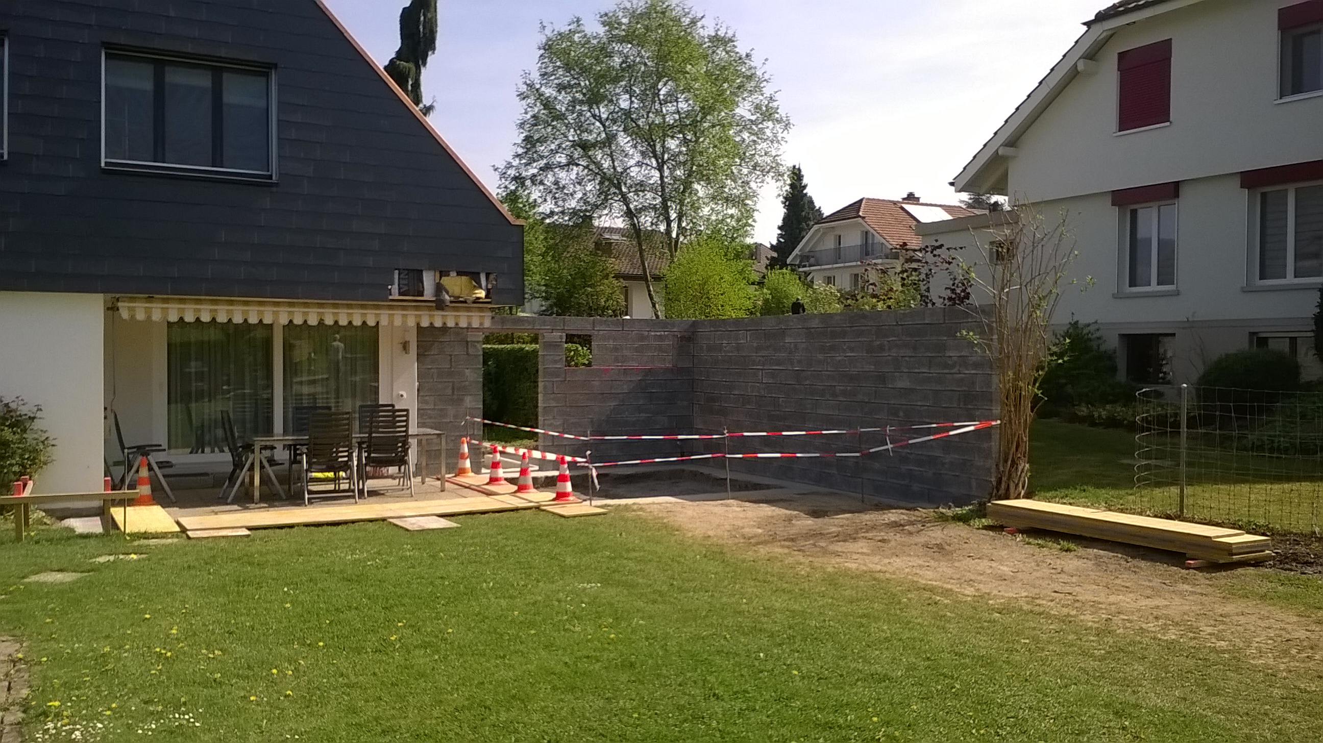 Anbau mit Betonhohlblocksteinen