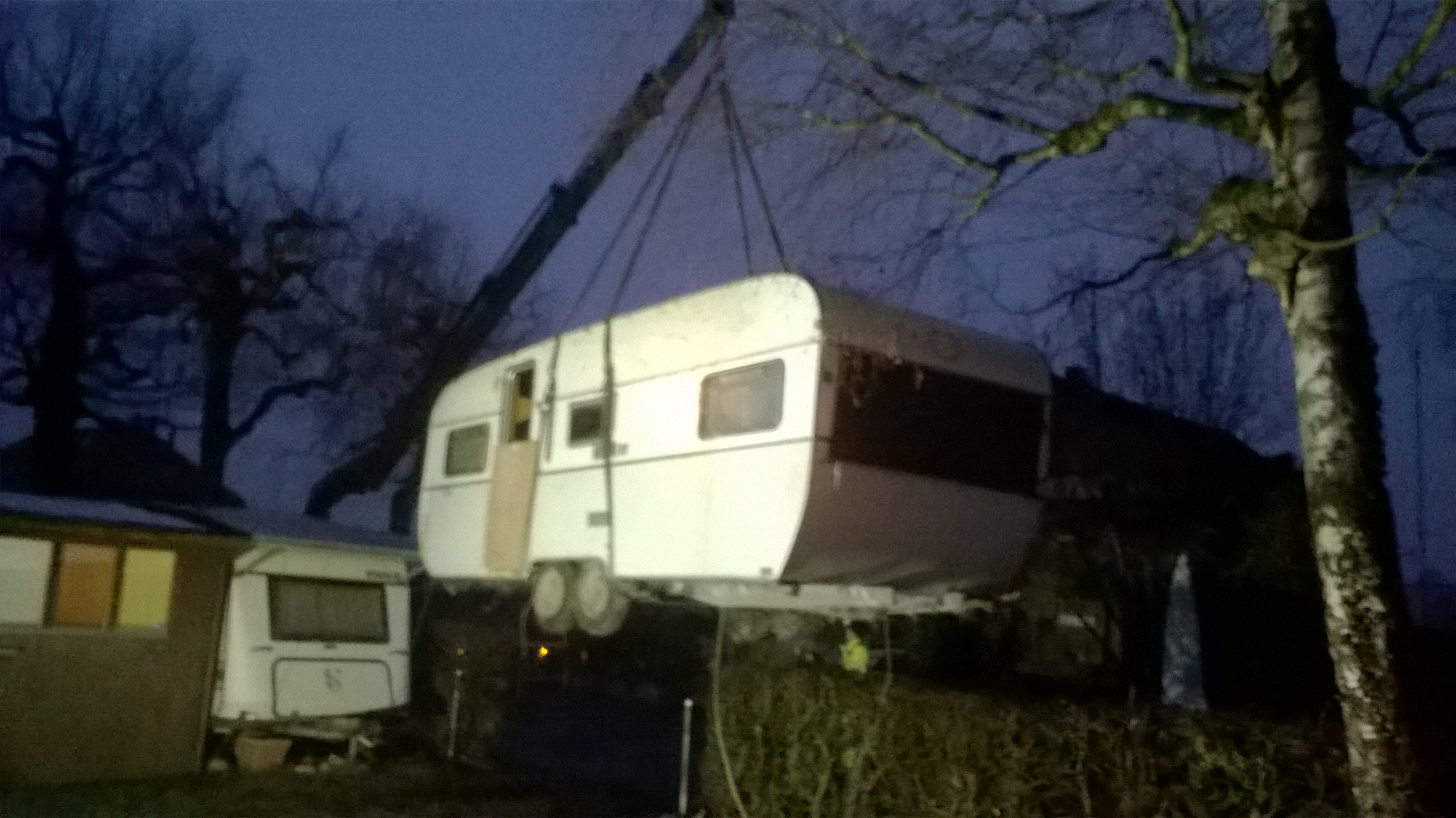 Rückbau eines Wohnwagens mit dem Autokran