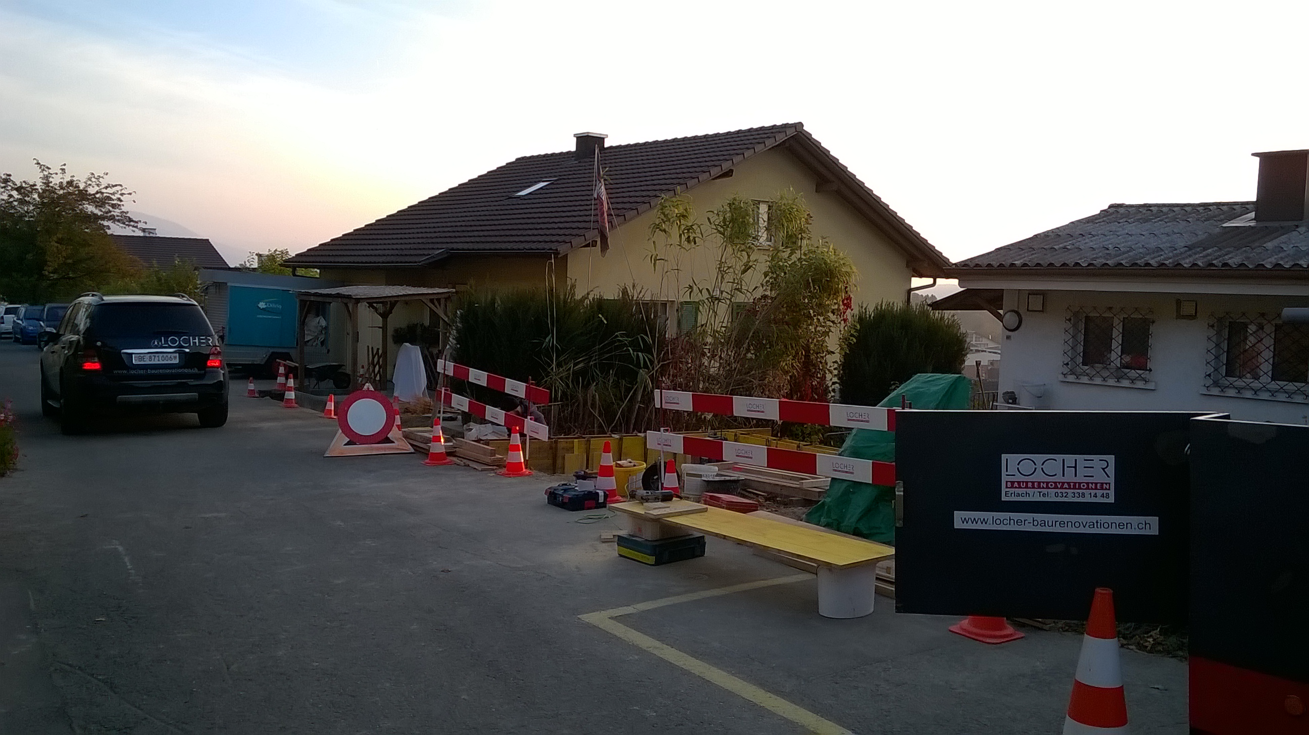 Betonschalung einer grossen Stützmauer